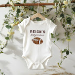 Jongens Football Eerste Jaar Down 1st Verjaardagsf Romper<br><div class="desc">Huddle up met je vrienden en geliefden - het is game time! Rally samen voor uw kleine jongens 1e verjaardag viering. Dit ontwerp heeft een waterverf football met leuke sportieve typografie.</div>