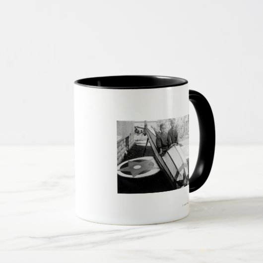 Jongens in een zeeslak mok (Voorkant rechts)