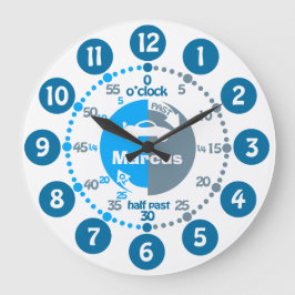 Jongens leren de tijd te vertellen waarop de blauw grote klok