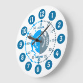 Jongens leren de tijd van gedempte blauwe grijze m grote klok (Hoek)