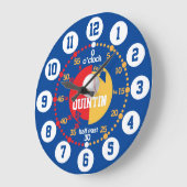 Jongens leren de tijdblauwe naam baseball klok te  (Hoek)