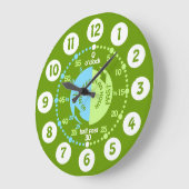 Jongens leren om tijd groene wandklok te vertellen (Hoek)