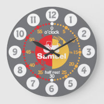 Jongens leren tijd grijze rode tractor klok te ver