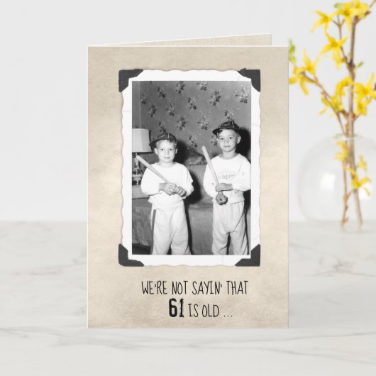 Jongens met 61e Humor Kaart (Gele Bloem)