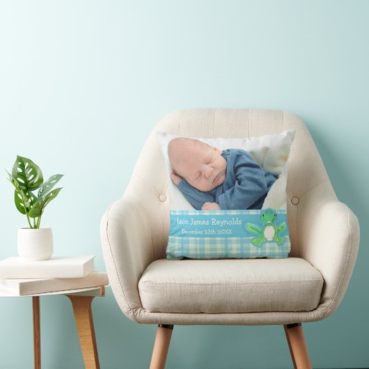Jongens met een pasgeboren cadeautje blauw kikkerk kussen (Stoel)