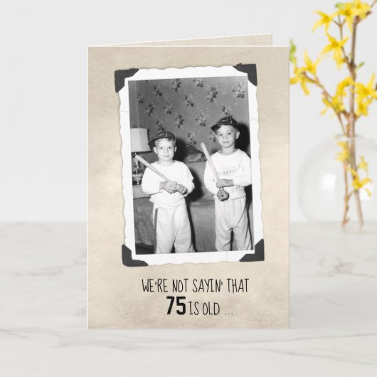 Jongens met honkbalknuppels 75e verjaardag Humor K Kaart (Gele Bloem)