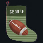 Jongens Modern Amerikaans Football sport Kinder Kleine Kerstsok<br><div class="desc">Deze leuke en leuke kinder kerstvakantie is uitgerust met een sportontwerp, met een Amerikaans football op groene strepen. De voorraad kan gepersonaliseerd worden met de naam van je jongens in schattige typografie. De perfecte kerst voor je baby, peuter of een football liefhebber van dit vakantieseizoen!</div>