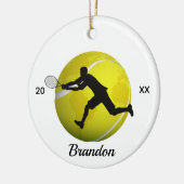 Jongens of Mannen Tennisspeler Bal Naam & Jaar Keramisch Ornament (Links)