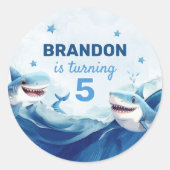 Jongens onder het Zee Ocean Shark 5th Birthday Ronde Sticker (Voorkant)