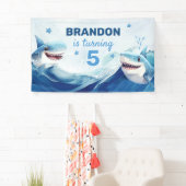 Jongens onder het Zee Ocean Shark 5th Birthday Spandoek (Insitu)