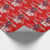 Jongens rode naam 12e verjaardag rockstar wrap cadeaupapier (Hoek)