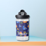 Jongens Schattig Blauw Oranje Sterrendinosaurus Waterfles<br><div class="desc">Jongens schattig blauw sinaasappels ster dinosaurus waterfles met een uniek kleurrijk en speels ontwerp van dinosaurus thema en kan worden gepersonaliseerd met uw jongensnaam is geweldig terug naar schoolbenodigdheden om een beetje opwinding toe te voegen voor kinderen peuterschool of kleuterschool dagelijks leven.</div>