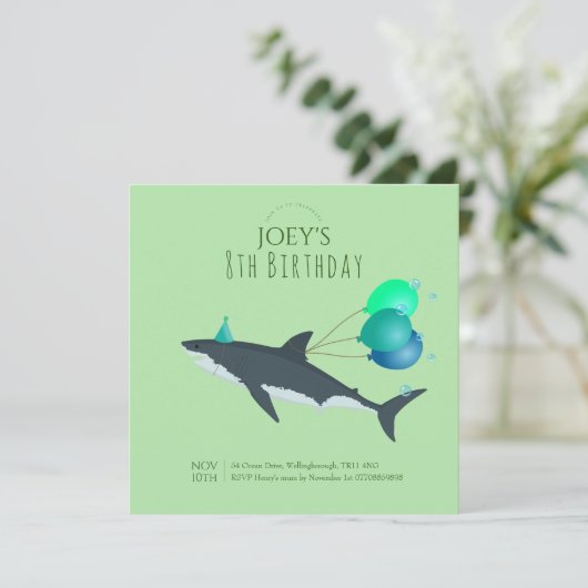 Jongens schattig groen onder het zee grote witte h kaart (Staand voorkant)