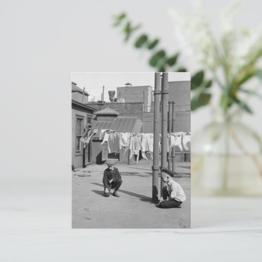 Jongens spelen, begin jaren 1900 briefkaart (Staand voorkant)