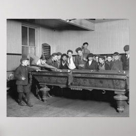 Jongens spelen pool, 1909. Oude foto Poster