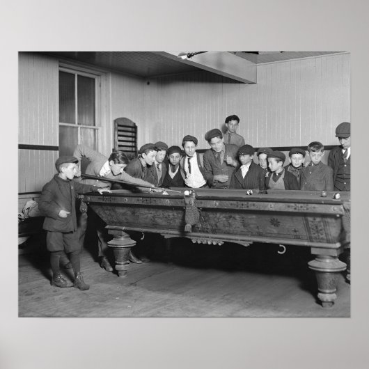 Jongens spelen pool, 1909. Oude foto Poster (Voorkant)