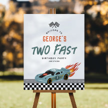 Jongens twee snelle 2e verjaardag hete auto's welk