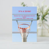 Jongens verjaardagsfeestje blauwe lucht basketbalr bedankkaart (Staand voorkant)