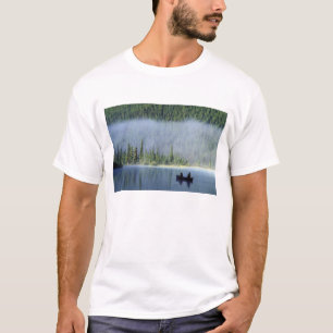 Jongens vissen op Waterfowl Lake, Banff National T-shirt