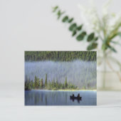 Jongens vissen vanuit kano met nevel briefkaart (Staand voorkant)