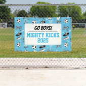 Jongens voetbalteam steunen blauw spandoek (Insitu)