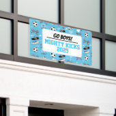 Jongens voetbalteam steunen blauw spandoek (Buitenkant Gebouw)