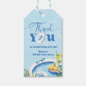 Jongens zwembad verjaardagsfeestje blauw zwemmen D Cadeaulabel (Voorkant)