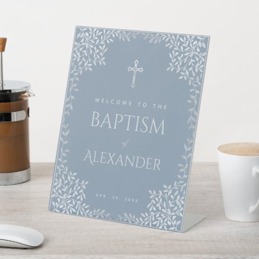 Jongensdoop Stoffig Blauw Faux Zilveren Bladeren W Reclamebord Met Voetstuk (Insitu)