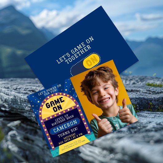 Jongensspel op verjaardagsfeestje met foto kaart