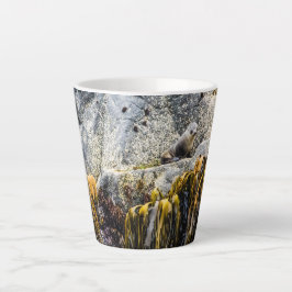 Jongeren pit op de rots latte mok