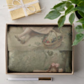 Jongerenmeisje dat aan de voet van een boom zit tissuepapier (Geschenk)