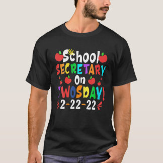 Jongerenschoolsecretaris op de 2-22-22-school t-shirt