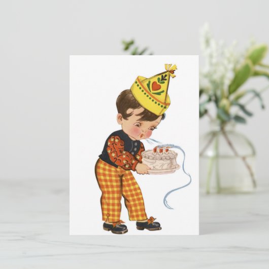  jongetje die kaarsen uit de jaren '40 blaast feestdagenkaart (Staand voorkant)