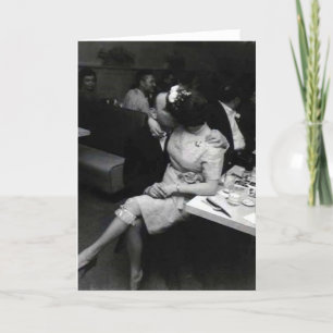 jonggehuwden die bij een resturaunt kussen kaart