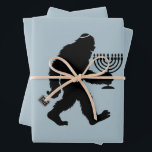 Joodse Bigfoot Hanukkah Chanukah Humor Hilarisch Inpakpapier Vel<br><div class="desc">Joodse Bigfoot Hanukkah Chanukah Humor Hilarisch Menorah Dreidel</div>
