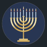 Joodse Chanoeka menorah Ronde Sticker<br><div class="desc">Joodse menora kandelaar met kaarsen op blauwe achtergrond.</div>