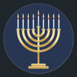 Joodse Chanoeka menorah Ronde Sticker<br><div class="desc">Joodse menora kandelaar met kaarsen op blauwe achtergrond.</div>