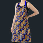 Joodse kandelaars-en-snars schort<br><div class="desc">Van mijn nieuwe Joodse Collectie die nu winkels binnenkomt.. Kandlesticks-and-Stars KITCHEN APRON. Een grote gehammerde blik (digitale textuur) - Triple gelaagde Ster van David creeerde in donkerblauw en zilver met een overeenkomstig paar kaars en houders. De kaarsen lijken aangestoken. Een met de alloversterren en kaarsen op een gehammerde gouden achtergrond....</div>