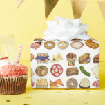 Joodse kookCuisine Holiday Dinner Foods Print Cadeaupapier<br><div class="desc">Design bevat een originele illustratie van een assortiment van populaire voedingsmiddelen in joodse keuken, zoals babka, bagel met roomkaas en lox, rugelach, blauwbesblintzes, hamantash, reuben sandwich, kosher dill pickle, matzah, spinazie knish, shakshuka, all bagel, coconut maaroon, Israëlische salad, bougel; rekas , brisket , sluitingen met zure crème , matzo ball...</div>