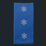 Joodse sterren op blauwe achtergrond doek servette katoenen servet<br><div class="desc">Judaica voor de Shabbat of vakantietafel. Doek servetten zijn elegant en netjes. Ze kunnen gewassen en hergebruikt worden, dus voeg geen problemen toe aan het storten of verbranden van afval, waar ons milieu momenteel door geplaagd wordt. Dit is een dieprijk blauw met een veld van bloemenmogen david (Joodse sterren), in...</div>