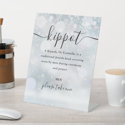 Joodse Winter Weddenschap Kippot Script Yarmulke Reclamebord Met Voetstuk (Insitu)