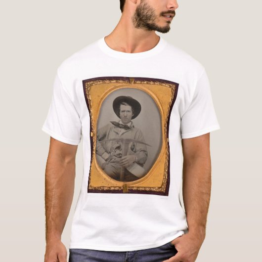 Joseph Sharp, met een pluizenbijl, pan en pistool  T-shirt (Voorkant)