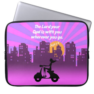 Joshua 1:9 Meisje op scooter w/Skyline - Bijbelver Laptop Sleeve