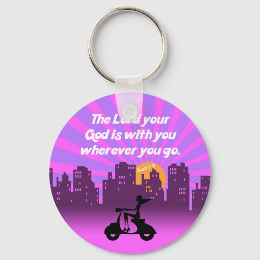 Joshua 1:9 Meisje op scooter w/Skyline - Bijbelver Sleutelhanger (Voorkant)