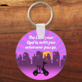Joshua 1:9 Meisje op scooter w/Skyline - Bijbelver Sleutelhanger (Voorkant)