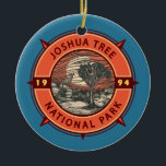 Joshua Tree National Park Bighorn Sheep Compass Keramisch Ornament<br><div class="desc">Vectorillustraties van Joshua Tree. Het park wordt genoemd voor de verdraaide, gekruiste Joshua-bomen in de regio, het park loopt dwars door de Colorado-cactus-woestijn en de Mojave woestijn.</div>