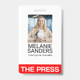 Journalist glimlachend op camera badge