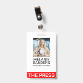 Journalist glimlachend op camera badge (Voorzijde met clip)