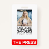 Journalist glimlachend op camera badge (Voorkant)