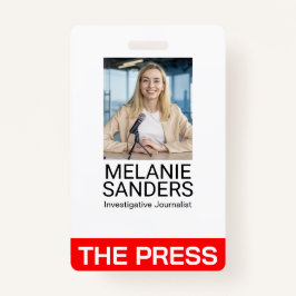 Journalist glimlachend op camera badge